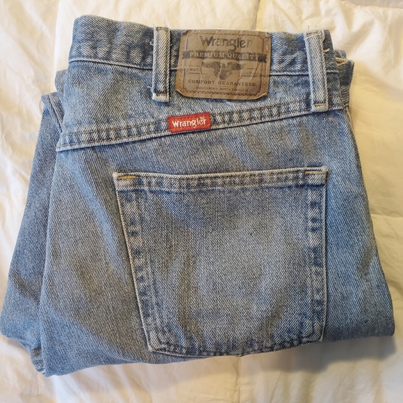 Distressed Wrangler Jeans - Picture 3 of 7